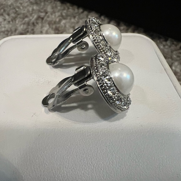 Antique pearl stud clip-on earrings - Picture 2 of 3